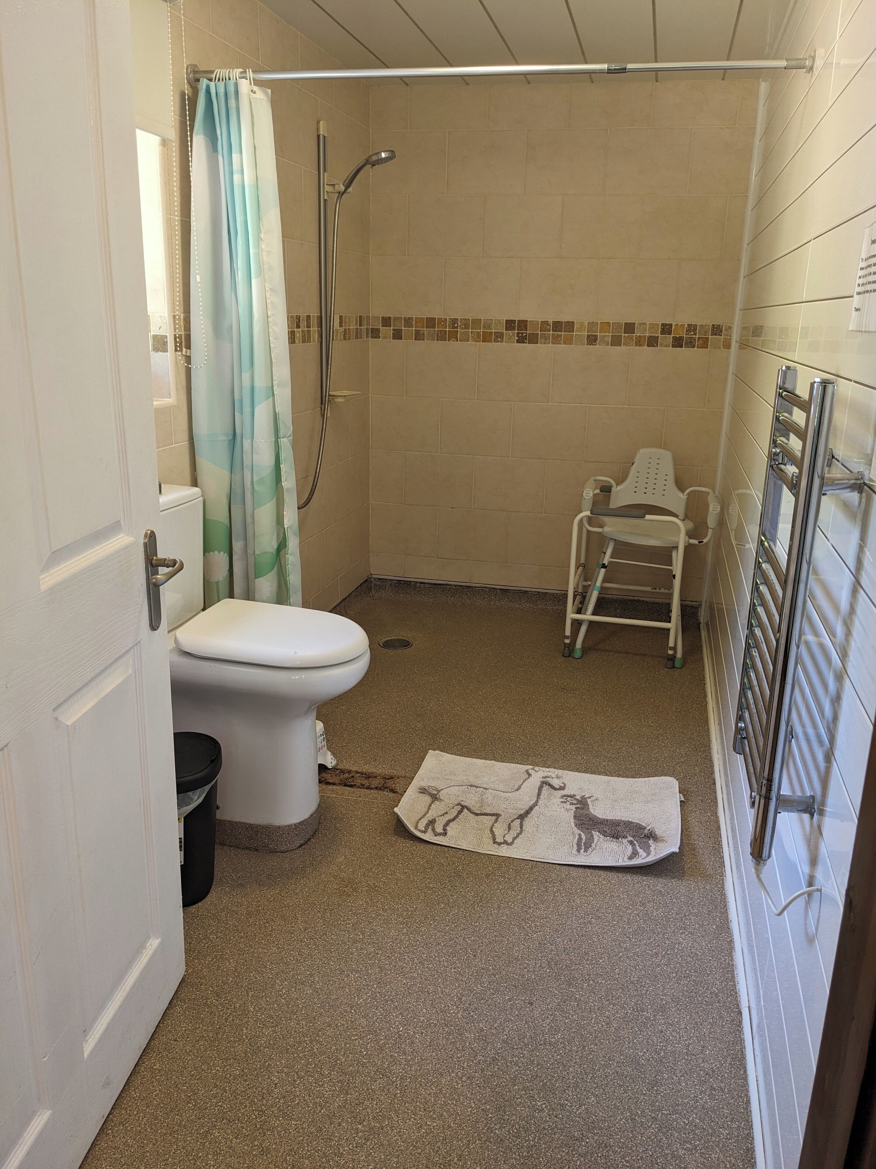 Dusj, håndklær, såpe og toalettpapir