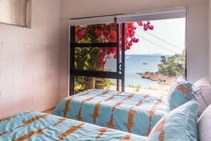 3 bedrooms, iron/ironing board, WiFi, bed sheets - Golden Sands, Waiheke Island (Sandy Bay (Waiheke))