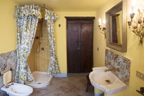 Combined shower/bathtub, hair dryer, bidet, towels - Ancient center, near the Duomo, Church of Santa Chiara, Sansevero chapel (Napoli)