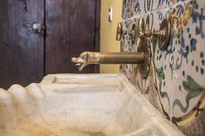 Duschwanne, Haartrockner, Bidet, Handtücher