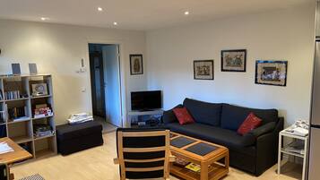Fernseher, Bücher, Stereoanlage