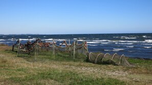 Vista costera con varias redes de pesca y boyas.