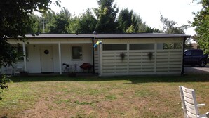 A small, single-story building with a covered patio area. - Guesthouse built on the owner's plot. close to beach, shop and golf course. (Trelleborg)