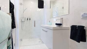 Suihku, hiustenkuivaaja, pyyhkeet, saippua