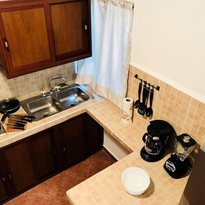 Kühlschrank, Mikrowelle, Wasserkocher mit Kaffee-/Teezubehör, Toaster