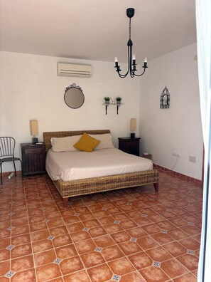 5 habitaciones, tabla de planchar con plancha, wifi y ropa de cama 