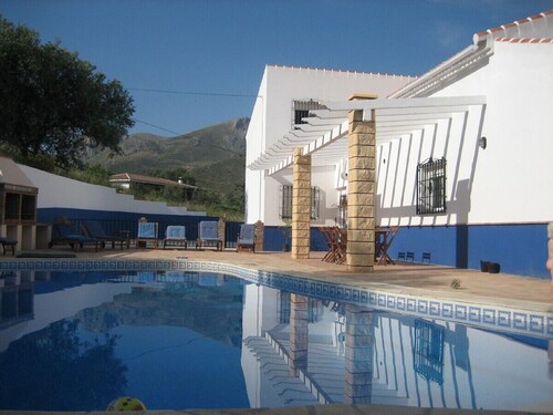 Kaunis tilava huvila, josta on upeat näkymät ja oma uima-allas