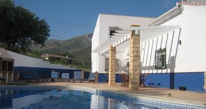 Kaunis tilava huvila, josta on upeat näkymät ja oma uima-allas