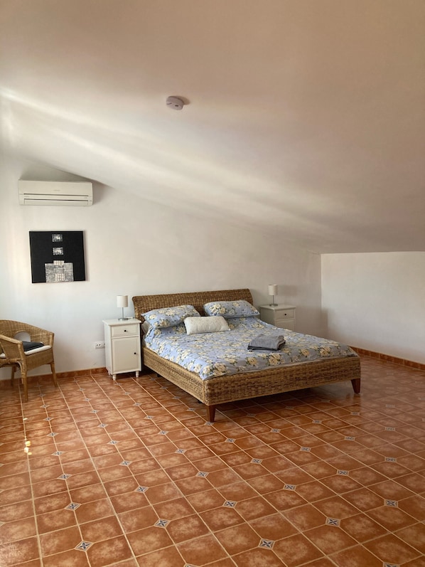 5 bedrooms, WiFi, bed sheets