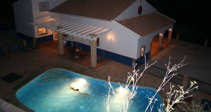 Kaunis tilava huvila, josta on upeat näkymät ja oma uima-allas