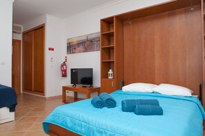 Iron/ironing board, bed sheets