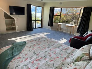 5 bedrooms, desk, iron/ironing board, travel crib - SEACLUSION: Great Water Views, Wonderful for Big Families & Groups (Akaroa)