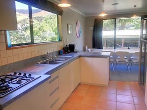 Electric kettle, blender, mixer, ice maker - Seaclusion - Great for Multigenerational Families (Akaroa)