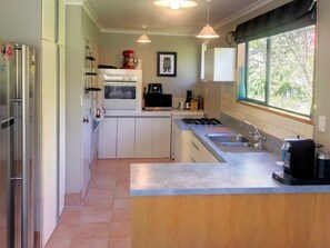 Fridge, microwave, oven, stovetop - SEACLUSION: Great Water Views, Wonderful for Multigenerational Families & Groups (Akaroa)