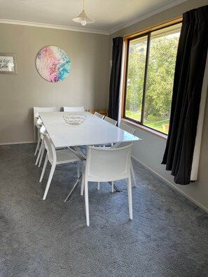 Dining - Seaclusion - Great for Multigenerational Families (Akaroa)