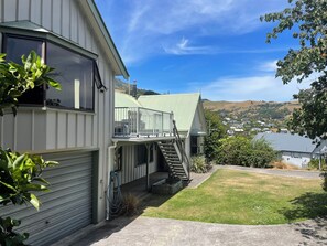 Exterior - SEACLUSION: Great Water Views, Wonderful for Big Families & Groups (Akaroa)