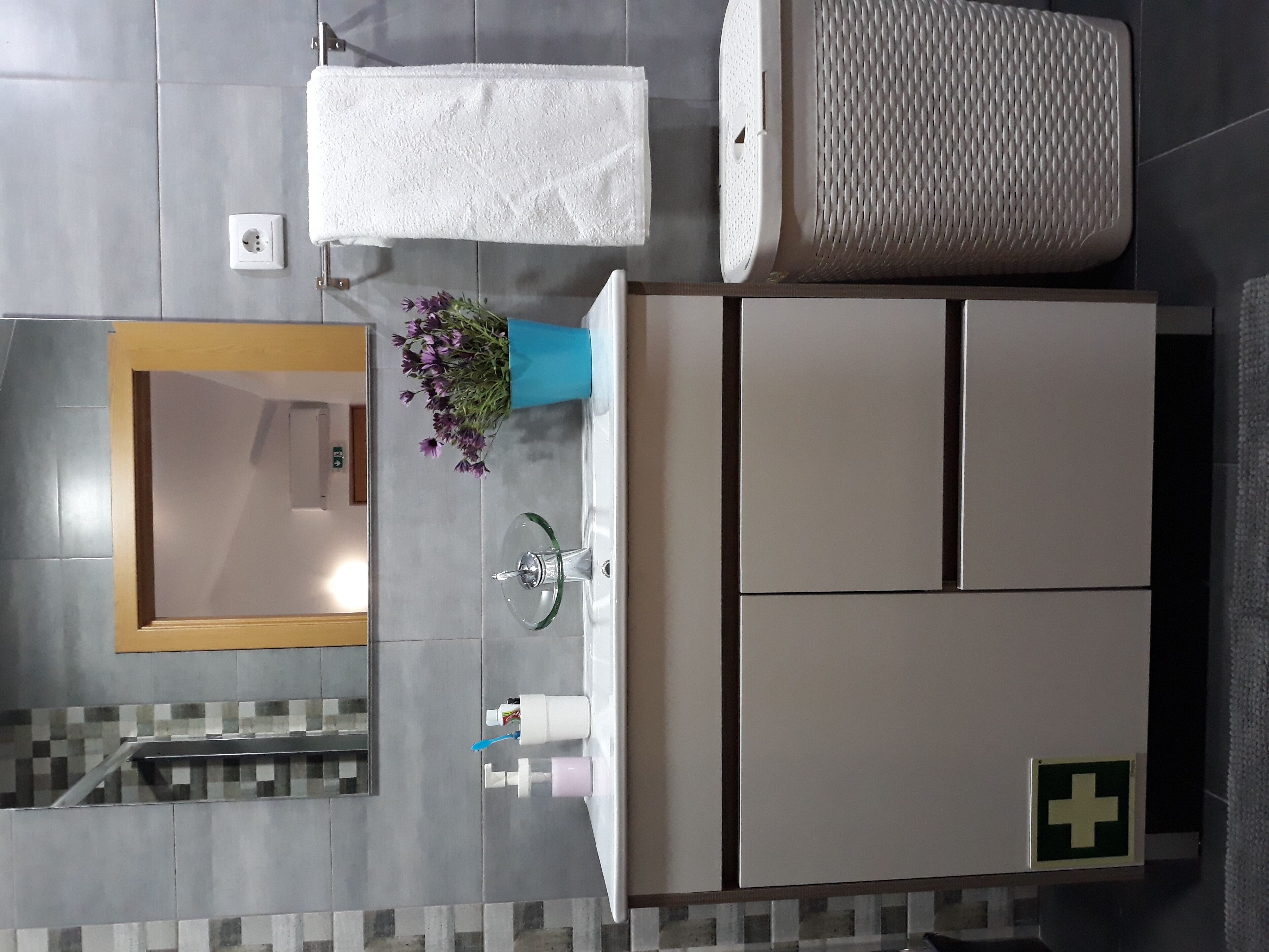 Douche, sèche-cheveux, bidet, serviettes fournies