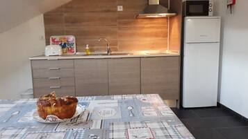 Kühlschrank, Mikrowelle, Herdplatte, Wasserkocher mit Kaffee-/Teezubehör