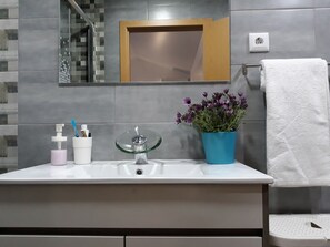 Dusj, hårføner, bidé og håndklær