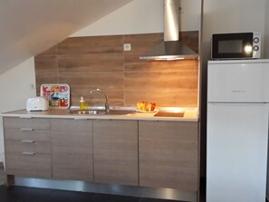 Réfrigérateur, micro-ondes, plaque de cuisson, cafetière/bouilloire