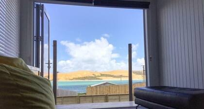 Upeat näkymät rantaan pääsyn yli tien.