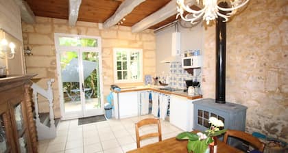 Claires' house terrace: couze saint front ,flowers, sun, quiet ,pets welcome