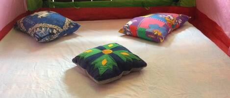 Tabla de planchar con plancha, wifi y ropa de cama