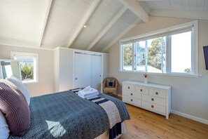 4 bedrooms, iron/ironing board, WiFi