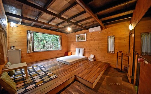 Ein Baumhaus mit 4 großen Räumen