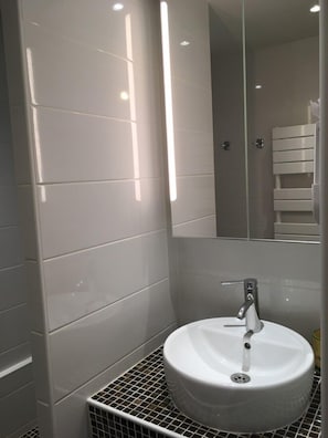 Douche, sèche-cheveux