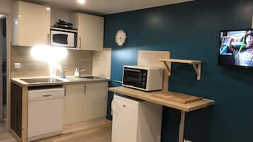 Een koelkast, een microgolfoven, een oven, een kookplaat