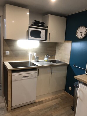 Réfrigérateur, micro-ondes, four, plaque de cuisson