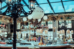 3 bares, 1 salón en el vestíbulo, 1 bar de copas y 1 bar de copas