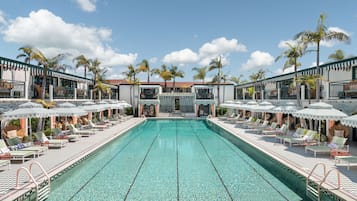 Una piscina al aire libre, cabañas de piscina (de pago), sombrillas