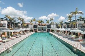 室外游泳池,開放時間為 07:00 至 21:00,提供遮陽小屋 (付費)和泳池遮陽傘