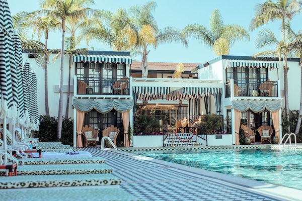 Kolam renang outdoor, dengan cabana (dengan biaya tambahan)