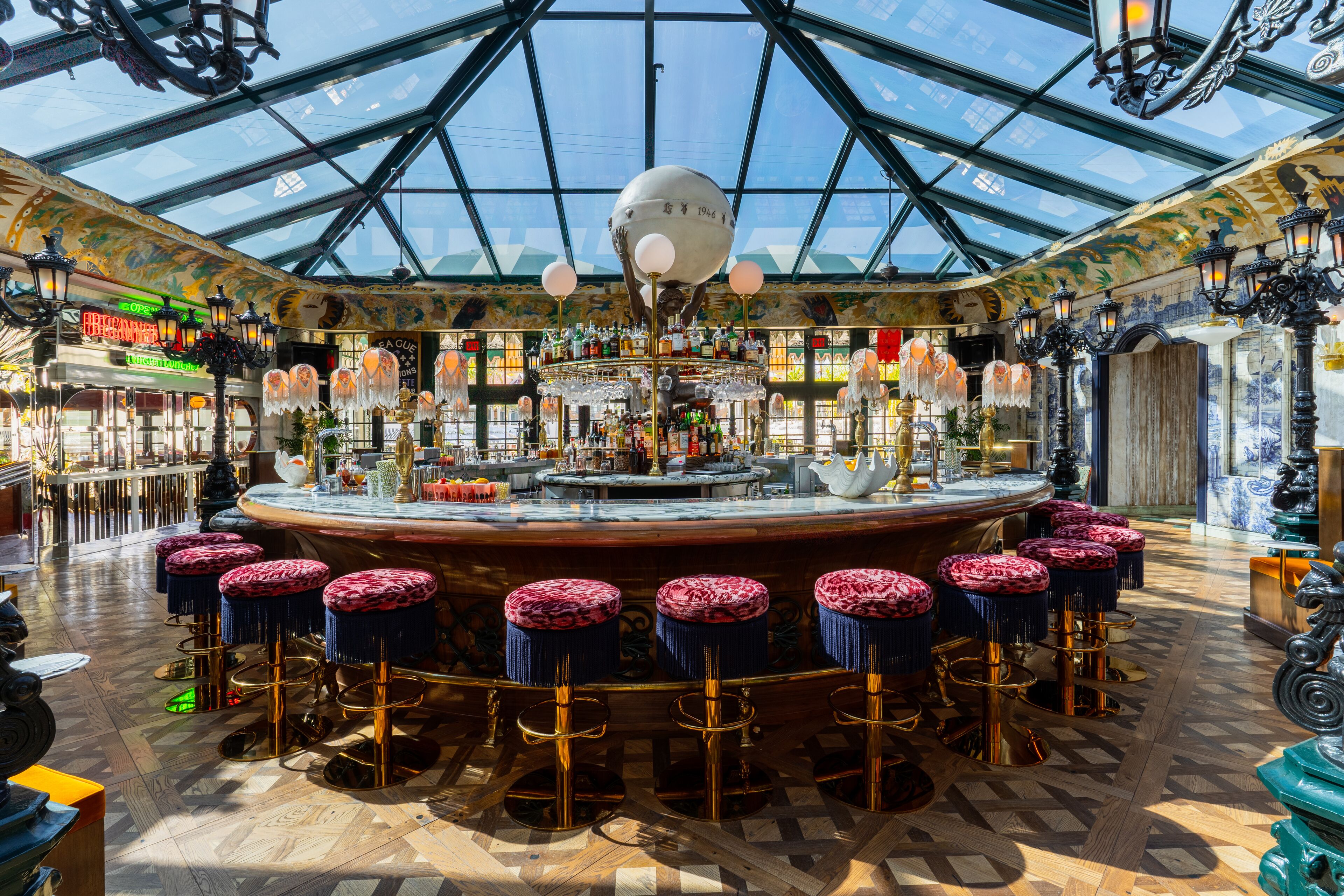 3 bars/lounges, lobby lounge, cocktail bar, cocktail bar