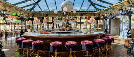 3 barir/setustofur, vínveitingastofa í anddyri, hanastélsbar