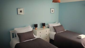 2 bedrooms, iron/ironing board, Internet, bed sheets