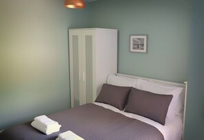 2 bedrooms, iron/ironing board, internet, bed sheets