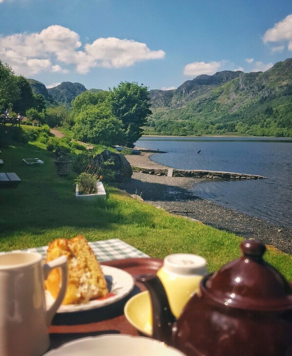 Outdoor dining - Conwy Cottage in the heart of the historic town of Conwy (Conwy)