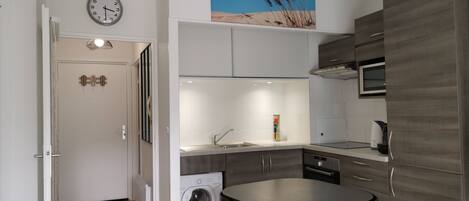 冰箱、微波炉、烤箱、炉灶