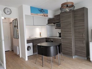 Frigorífico, microondas, horno y placa de cocina