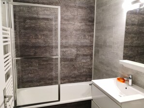 Ducha y bañera combinadas, jabón y papel higiénico