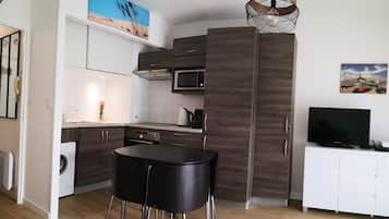 JÀÀkaappi, mikroaaltouuni, uuni, liesi