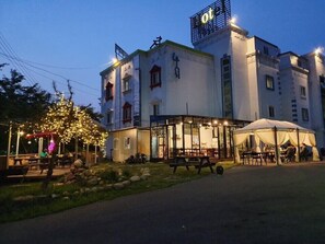 Fachada da propriedade à noite