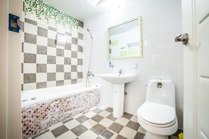 Quarto duplo luxo | Banheiro | Secador de cabelo, roupões de banho, toalhas de banho, sabonete