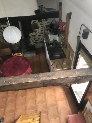 Kühlschrank, Mikrowelle, Herdplatte, Wasserkocher mit Kaffee-/Teezubehör
