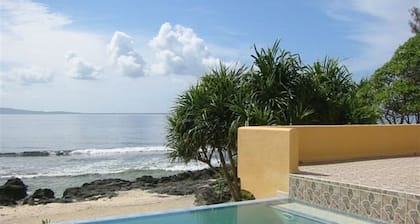 Casa inspirada exclusivamente en Francia: privada, tranquila y una propiedad totalmente frente al mar