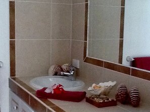 Een douche, handdoeken, zeep, toiletpapier